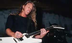James Hetfield z Metalliki gra na białej gitarze typu Flying V.