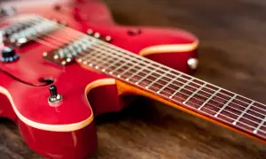 Czy gitara elektryczna gra bez wzmacniacza? Oto co musisz wiedzieć