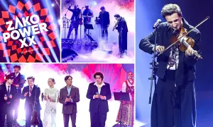 ZAKO POWER XX świętuje 20 lat na scenie. Muzycy grają na instrumentach, a wokalista śpiewa do mikrofonu.