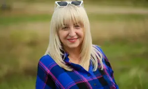Uśmiechnięta blondynka w kratę, z okularami na głowie. To były piękne dni, pełne słońca i radości.