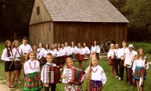 Guzowianki w ludowych strojach, z akordeonami i instrumentami, gotowe do występu.