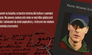 Okładka książki Piotra (Magika) Łuszcz "Excalibur" z portretem artysty. Tekst na czerwonym tle sugeruje, że jestem bogiem tekst, który analizuje kulturę.