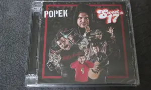 Okładka płyty Popek "Sweet 17". Wesoła ekipa z gitarą i okrzykami, jakby szykowali pakistańskie disco.
