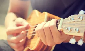 Ukulele co to jest: poznaj jego cechy i różnice z gitarą
