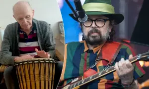 Starszy mężczyzna gra na bębnie, obok muzyk w kapeluszu z gitarą. Może to być perfect kołysanka dla nieznajomej tekst.