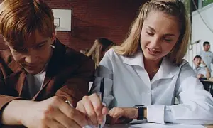 Chłopiec i dziewczyna piszą coś na lekcji. Może to scenariusz dla moich sąsiadów z Myslovitz?