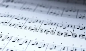 Baciary siedem czerwonych róż tekst. Nuty na papierze, jak zapisana melodia, czekają na wykonanie.