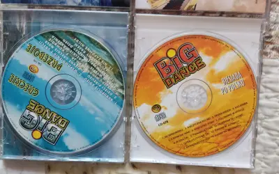 Dwie płyty CD z serii "Big Dance". Jedna z nich to "Greckie Przeboje", druga to "Biesiada po Polsku". Na obu widnieje napis "big dance pieniążki tekst".
