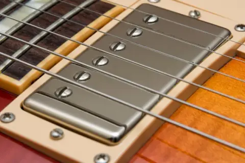 Jak działa gitara elektryczna i co wpływa na jej brzmienie?