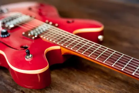 Czy gitara elektryczna gra bez wzmacniacza? Oto co musisz wiedzieć