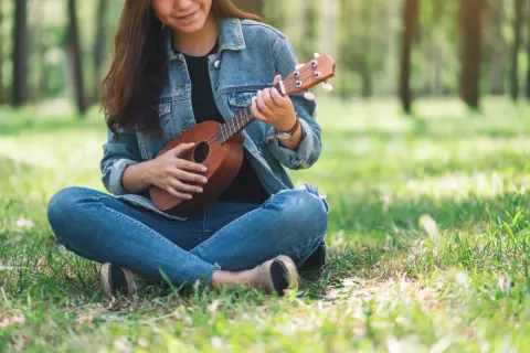 Mały instrument, wielka radość. Ukulele jako sposób na relaks i prostą twórczość