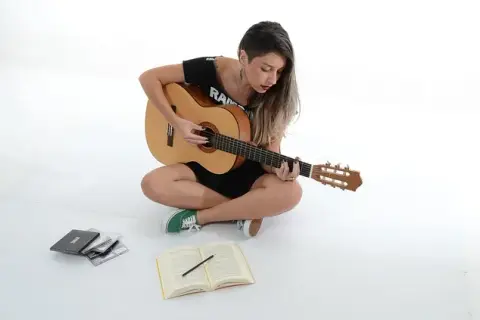 Jak grać chwyty na gitarze - proste techniki dla początkujących