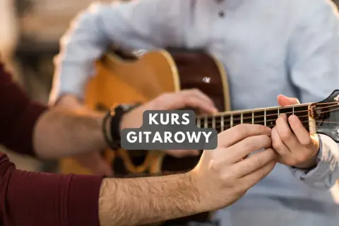 Mario, czy ty wiesz chwyty? Nauczyciel pokazuje uczniowi, jak zagrać akord na gitarze podczas kursu gitarowego.