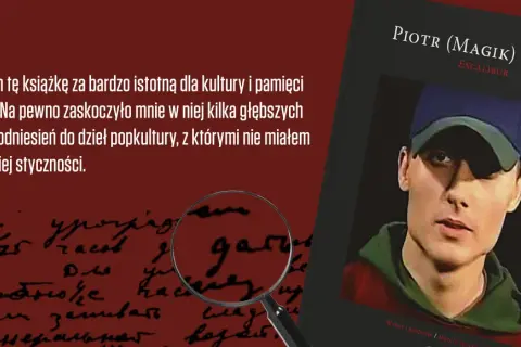 Okładka książki Piotra (Magika) Łuszcz "Excalibur" z portretem artysty. Tekst na czerwonym tle sugeruje, że jestem bogiem tekst, który analizuje kulturę.