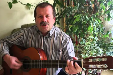 Stokrotka chwyty na gitarę – naucz się grać tę piękną piosenkę