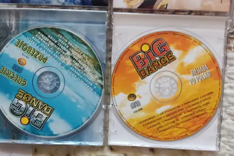 Dwie płyty CD z serii "Big Dance". Jedna z nich to "Greckie Przeboje", druga to "Biesiada po Polsku". Na obu widnieje napis "big dance pieniążki tekst".
