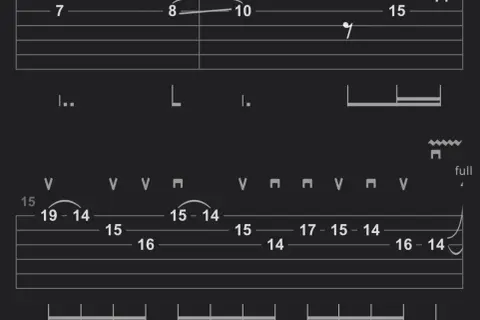 Fragment tabulatury gitarowej z nutami i oznaczeniami, w tym "fade to black tab".