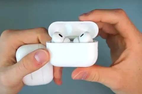 Jak odróżnić AirPods 1 od 2? Kluczowe różnice, które musisz znać