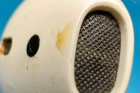 Czemu AirPods grają cicho? Odkryj przyczyny i rozwiązania problemu