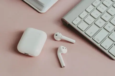 Jak połączyć się z AirPods - proste kroki do bezproblemowego łączenia