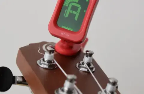 Jakie są struny w ukulele i jak je poprawnie nastroić?