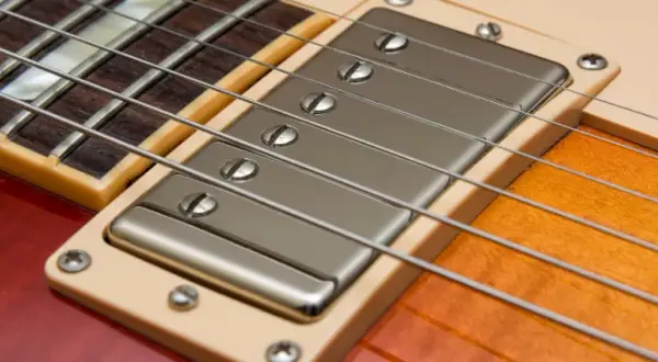 Jak działa gitara elektryczna i co wpływa na jej brzmienie?