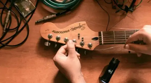 Jak się stroi gitarę elektryczną - proste metody na idealne brzmienie