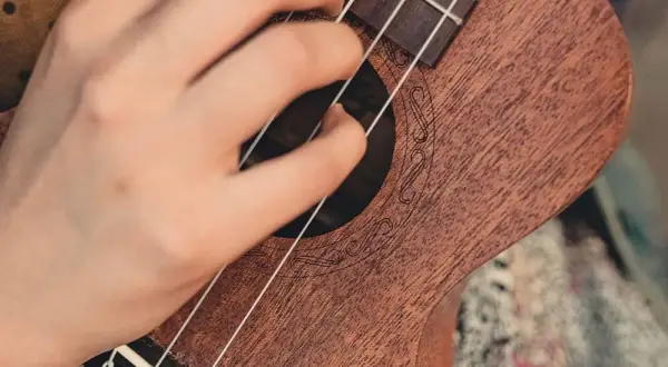 Ukulele sopranowe czy koncertowe: które wybrać dla lepszego brzmienia?