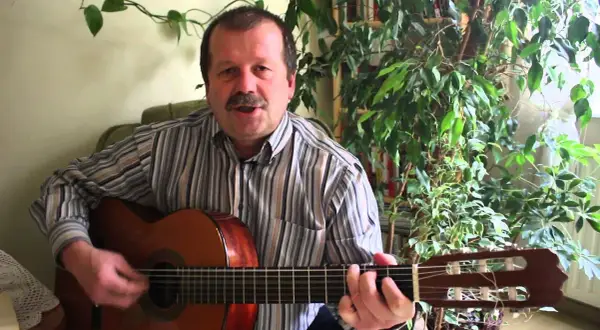 Stokrotka chwyty na gitarę – naucz się grać tę piękną piosenkę