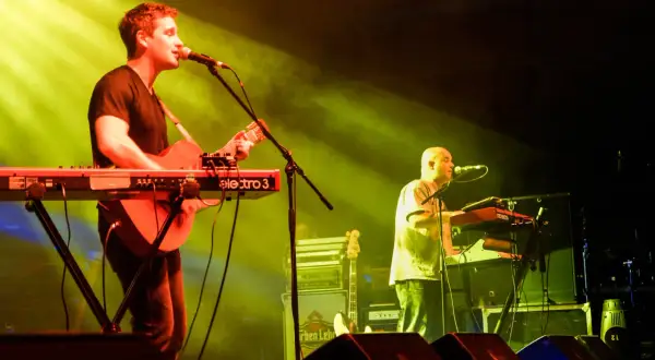 Krzysztof Zalewski śpiewa o miłości, grając na gitarze i keyboardzie.