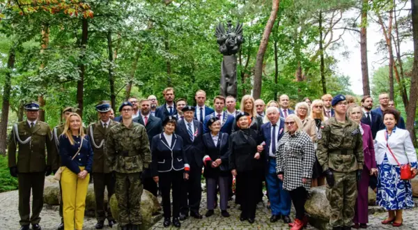 Jacek Wójcicki z grupą osób przy pomniku. Wszyscy mają nadzieję na lepszą przyszłość.