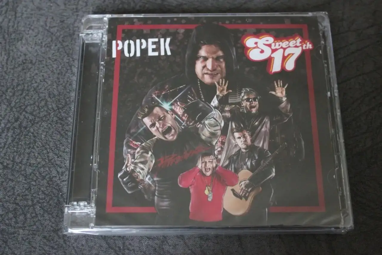 Okładka płyty Popek "Sweet 17". Wesoła ekipa z gitarą i okrzykami, jakby szykowali pakistańskie disco.