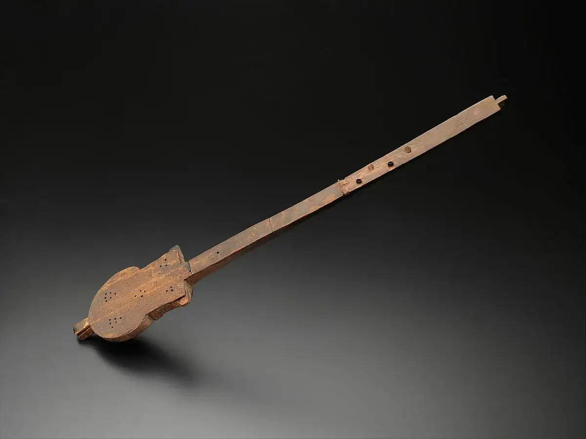 Drewniany instrument, być może pierwowzór gitary. Kto wynalazł gitarę? Ta prymitywna konstrukcja może być kluczem do odpowiedzi.