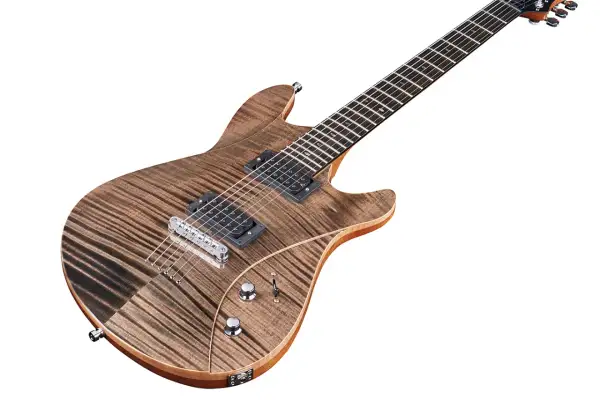 Gitara elektryczna z drewnianym korpusem i podstrunnicą na białym tle.