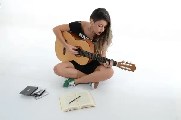 Jak grać chwyty na gitarze - proste techniki dla początkujących