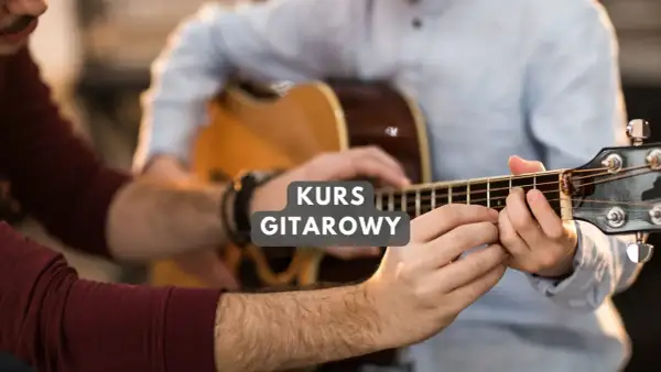 Mario, czy ty wiesz chwyty? Nauczyciel pokazuje uczniowi, jak zagrać akord na gitarze podczas kursu gitarowego.