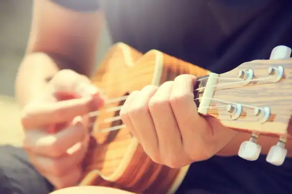 Ukulele co to jest: poznaj jego cechy i różnice z gitarą