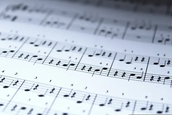 Baciary siedem czerwonych róż tekst. Nuty na papierze, jak zapisana melodia, czekają na wykonanie.