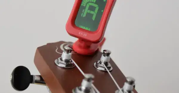 Jakie są struny w ukulele i jak je poprawnie nastroić?